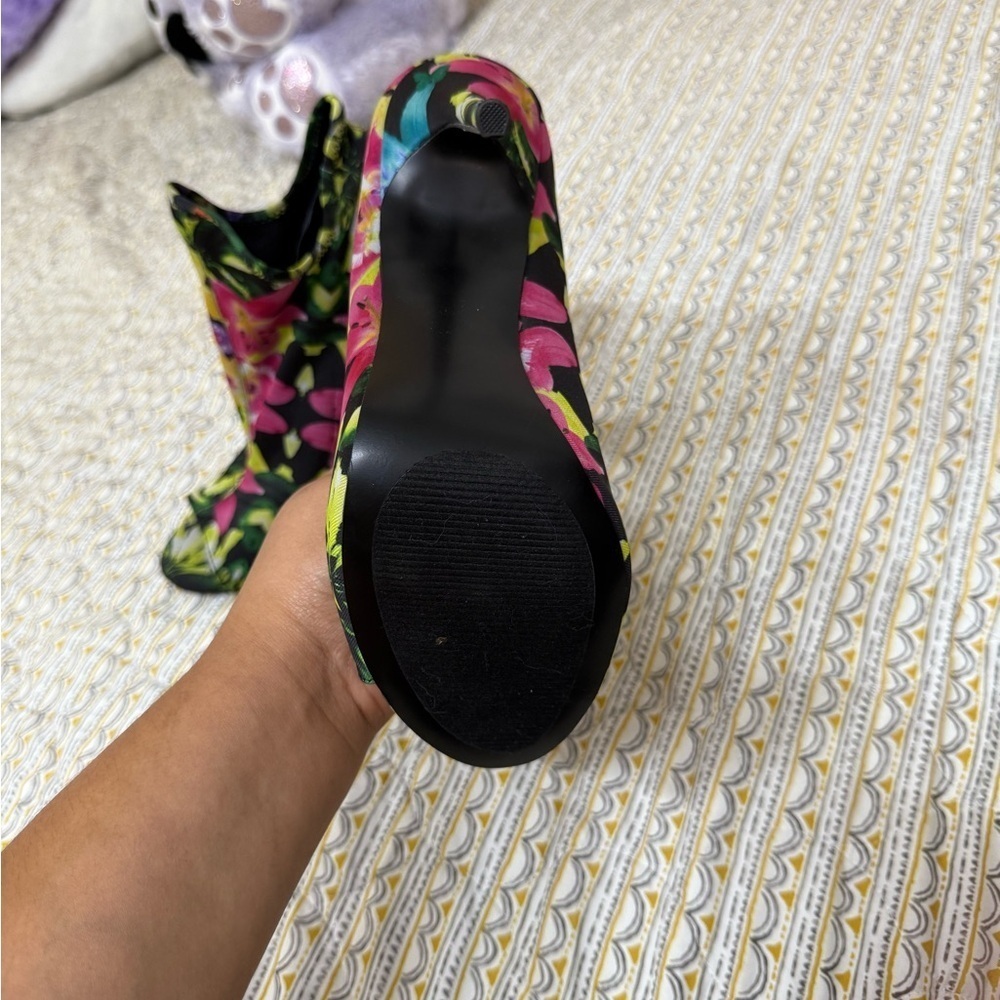 Steve Madden Floral Black Pink Green Heels - Picture 2 of 8